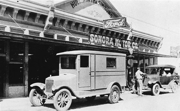 Old cars in front of Sonora Motor Co